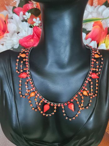 Collier avec zirconium et ses pierres, en acier inoxydable