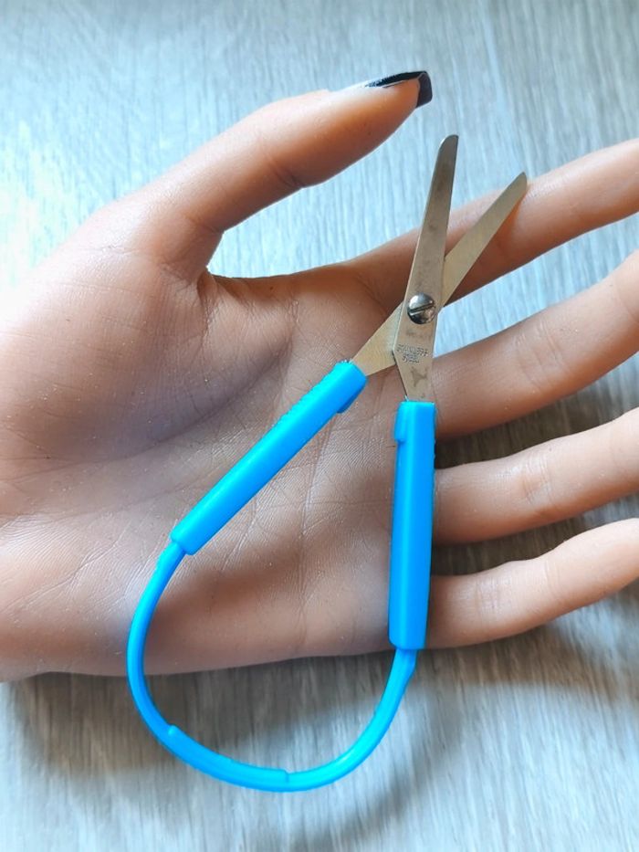 Ciseaux à boucle bleu clair