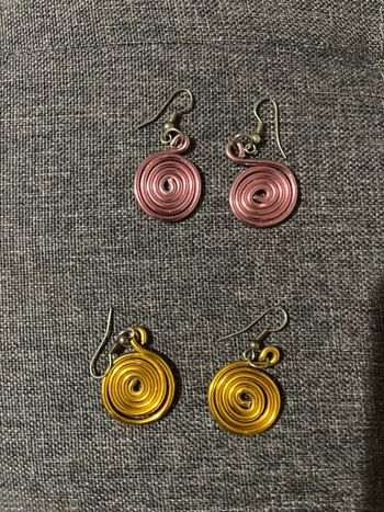 Deux paires de boucles d’oreilles neuves
