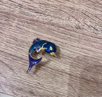 Broche dauphin émaillée