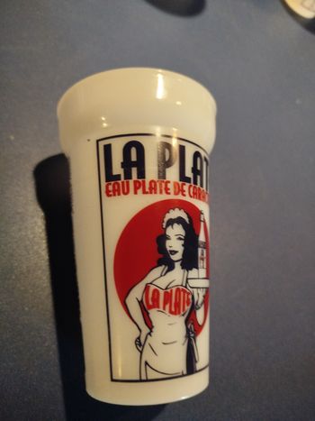 Gobelet ou verre la plate eau de caractère neuf