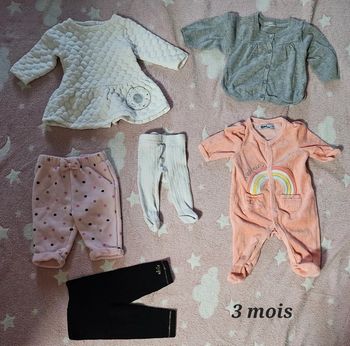 Lot 6 articles 3 mois. 1 pyjama, 1 legging, 1 jogging, 1 robe pull et 1 veste