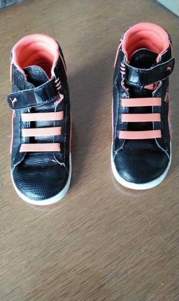 Basket  ,noir  et  saumon  ,scratch  ,faux  lacets  ,Puma  ,pointure  25