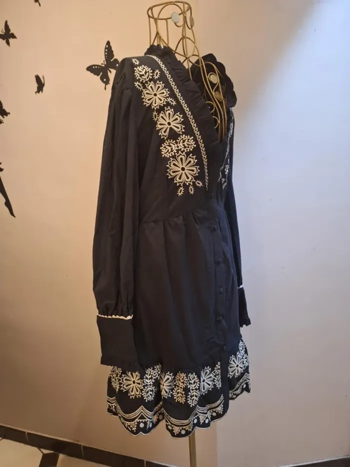 Robe noire en coton brodé - photo numéro 2
