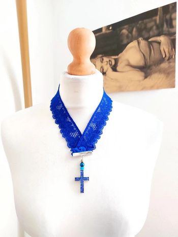 Collier bleu en dentelle avec pendentif croix
