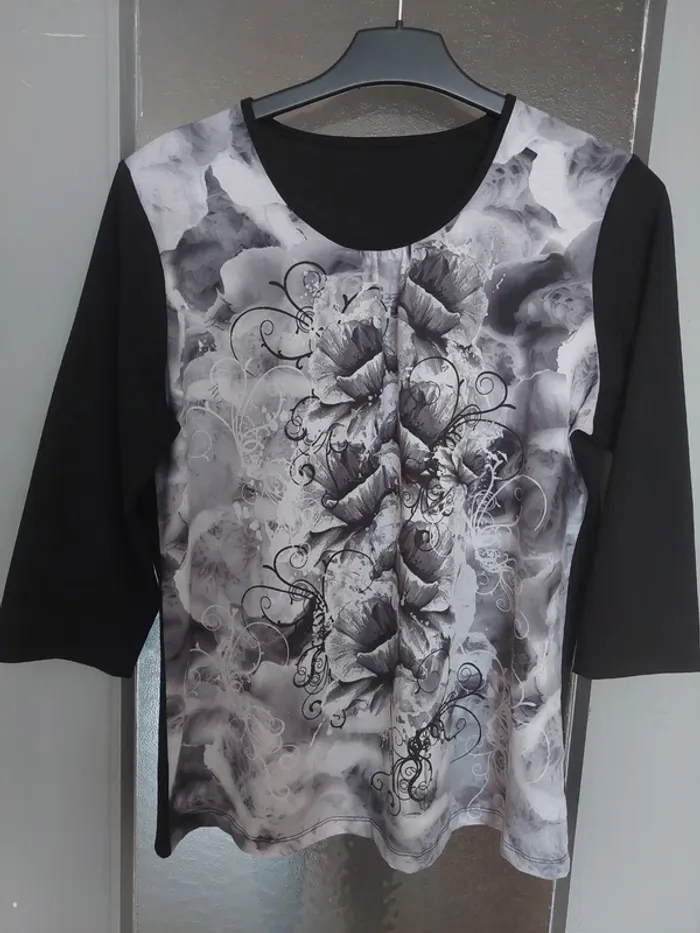 T-shirt imprimé floral noir et blanc