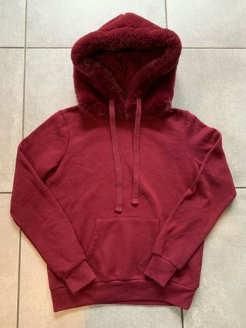 Superbe sweat bordeaux avec capuche fausse fourrure taille XS