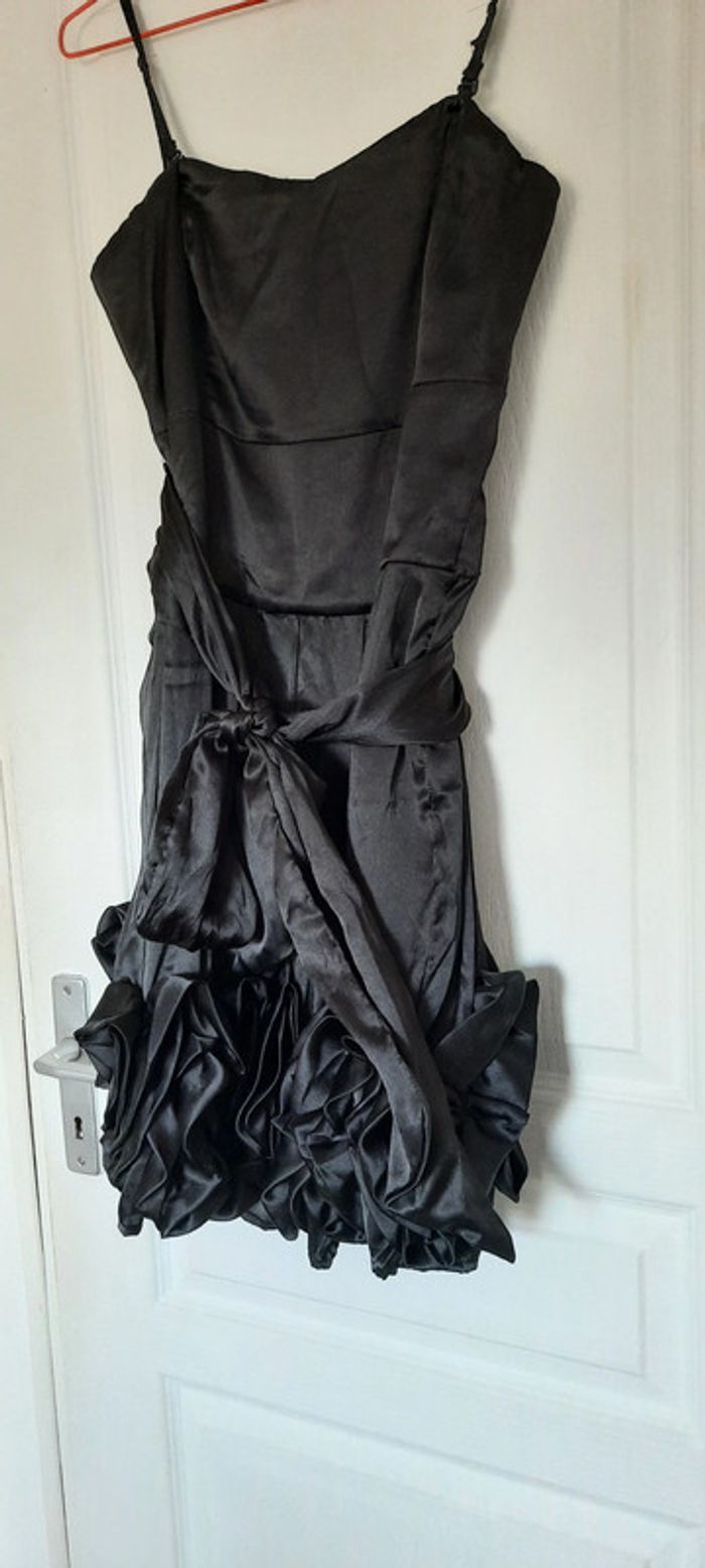 Robe plissée noire à ceinture ruban et bas froufrou - photo numéro 2