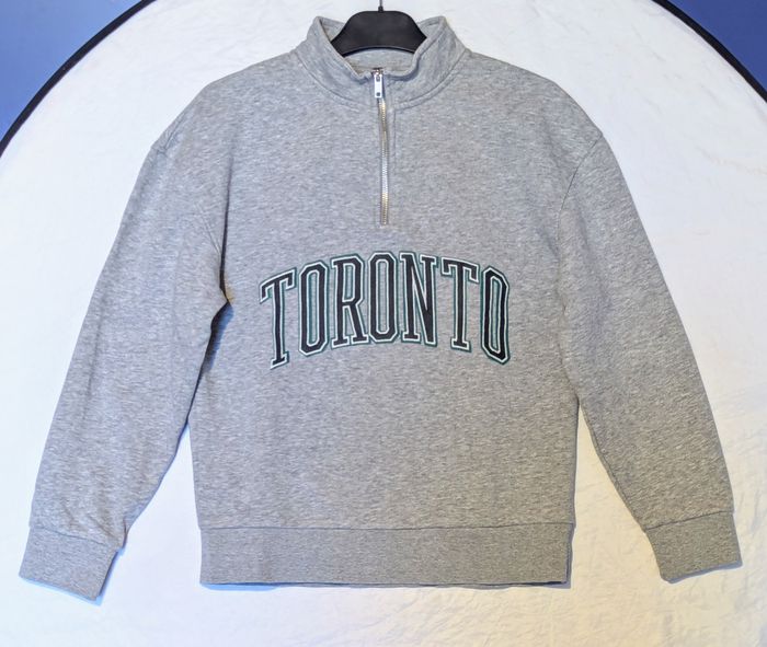 Sweat Kiabi Gris Grosse Ecriture Toronto Fermeture Eclair Col Vêtement Tendance Mode Adolescents
