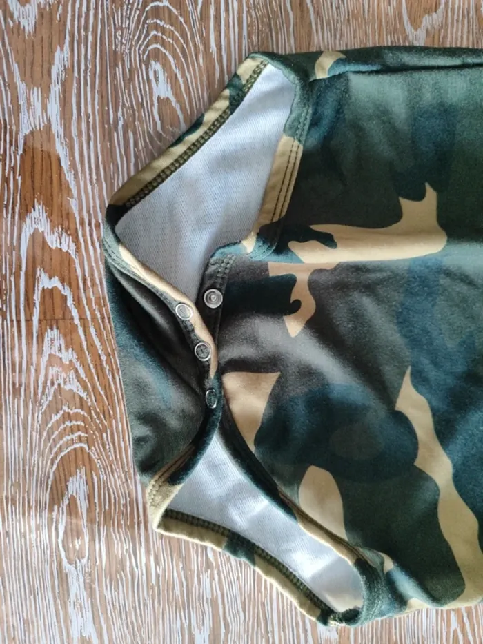 🍁 bodies+ haut militaire 18-24 mois🍁 - photo numéro 3