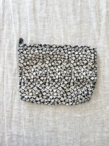 Jolie pochette à fleurs noir et blanche