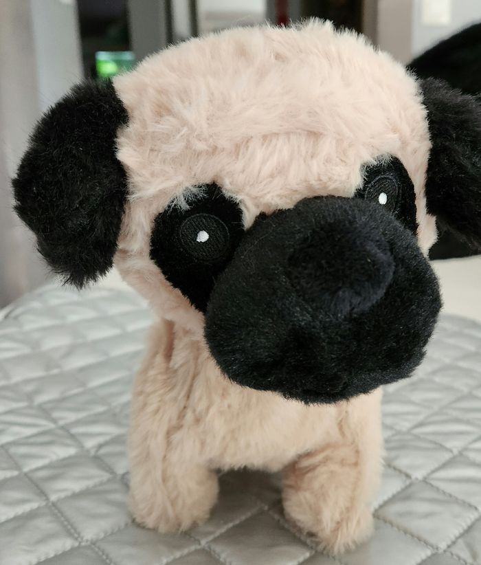 Peluche chien qui marche et aboie