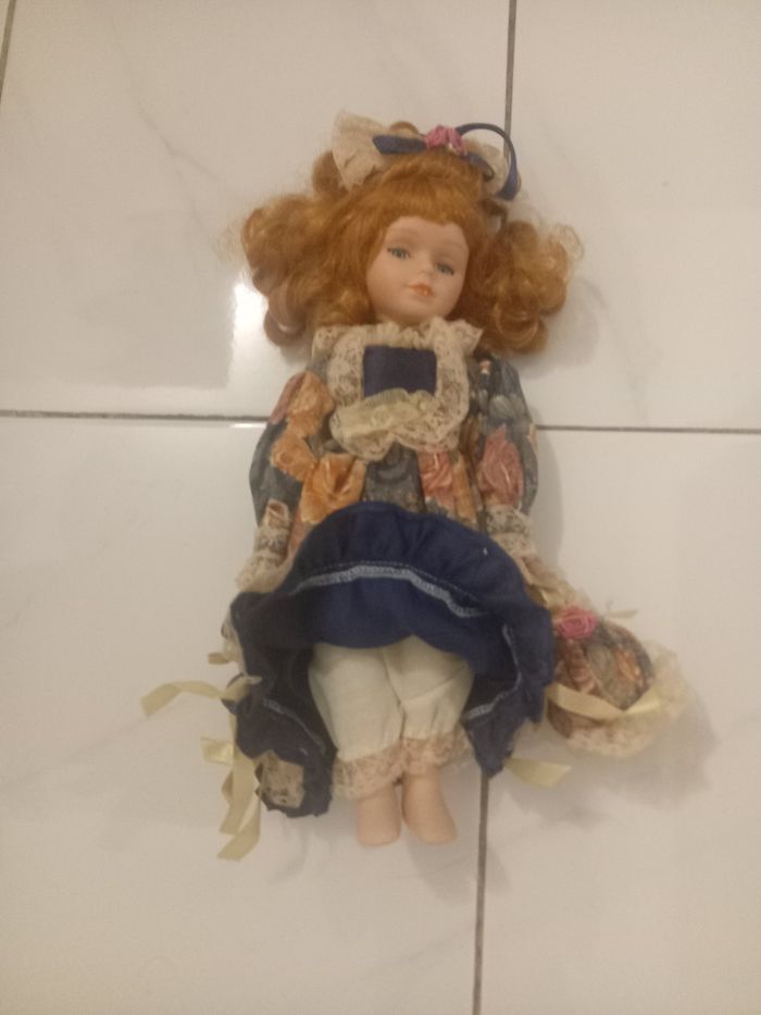 Poupee en porcelaine sans chaussure tres bonne etat - photo numéro 4