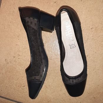 Chaussures noires. Talon 4,5. Pointure 37.