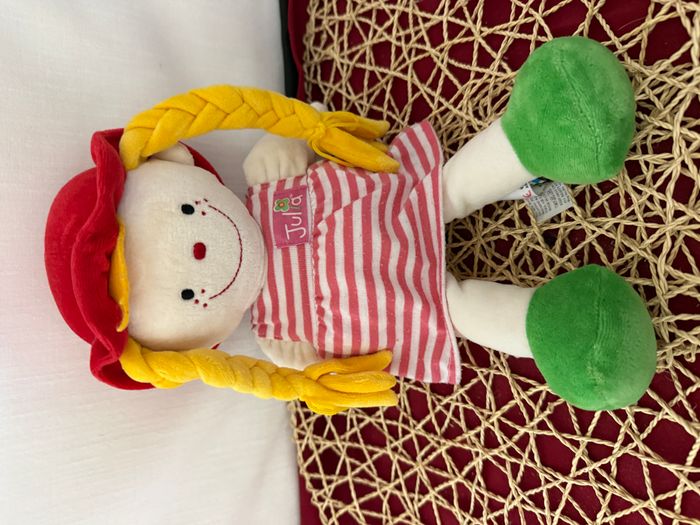 K s KIDS Poupee doudou Julia tresses jaunes chapeau rouge