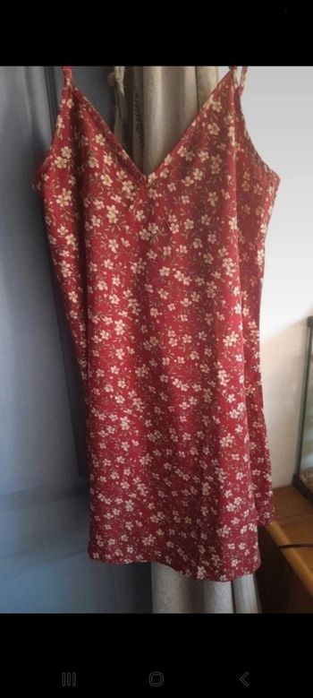 Robe rouge à fleurs