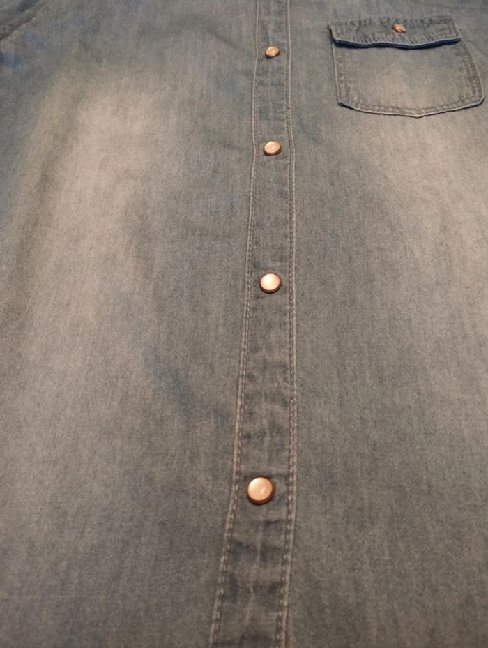 Très belle chemise en jeans - photo numéro 2