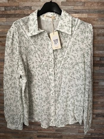 Chemise blanche et fleurs vert d’eau