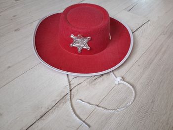 Déguisement enfant chapeau rouge type feutrine avec étoile Sheriff