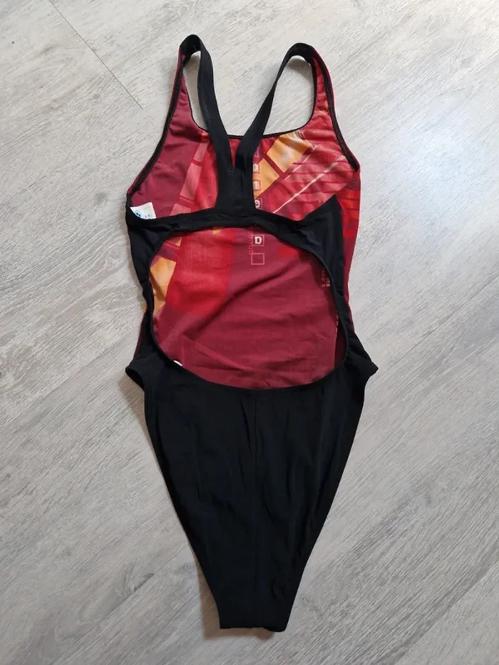 Maillot de bain de natation Arena indiqué taille 36 mais convient à un 34 - photo numéro 8