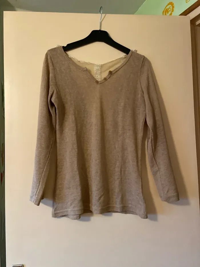 Pull avec dentelle - photo numéro 1