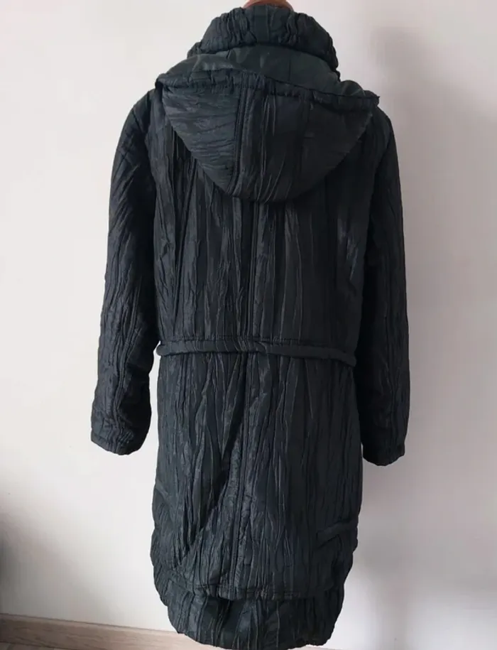 Manteau noir long et plissé - photo numéro 7
