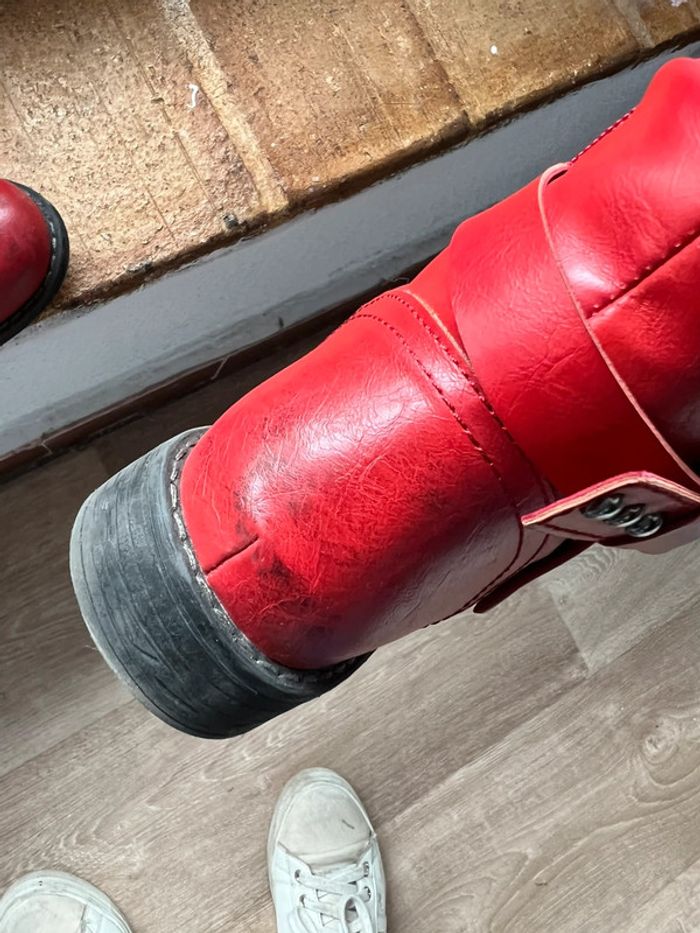 Bottines rouges aspect vieillis - photo numéro 5