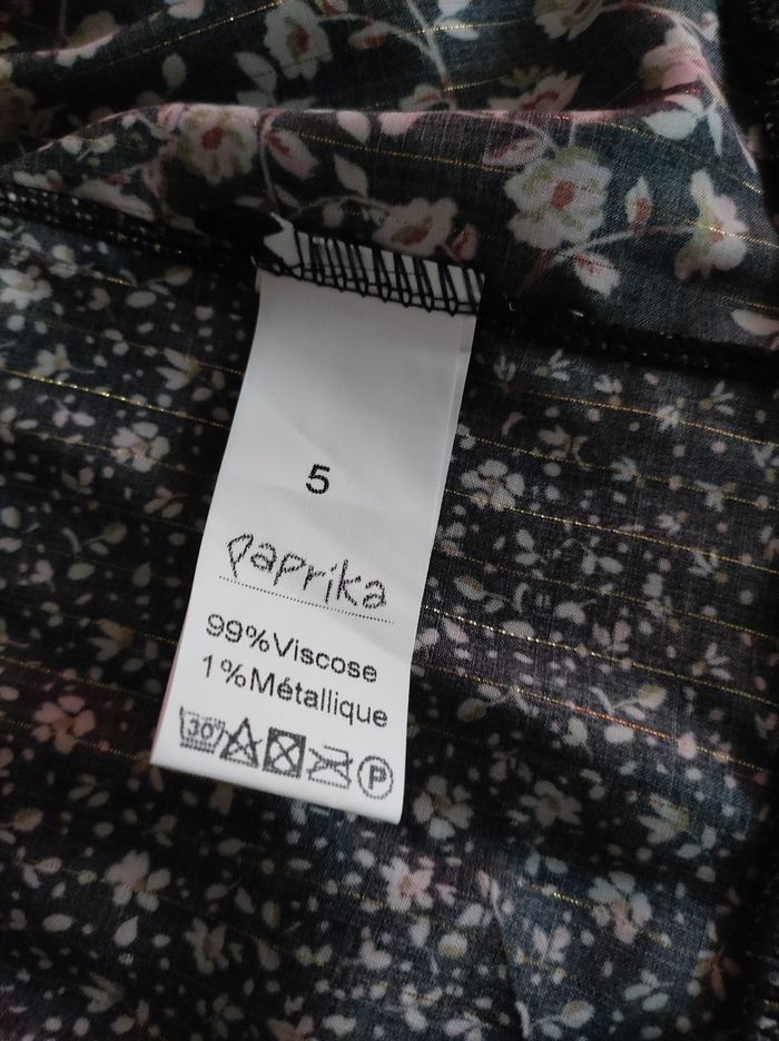Robe évasée fluide boutonnée à volants, noir, fleurs roses et blanches, avec fils dorés "Paprika" - photo numéro 5