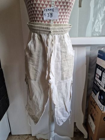 Pantacourt, beige, en coton, en très très bon état, taille élastique et standard, longueur 70cm