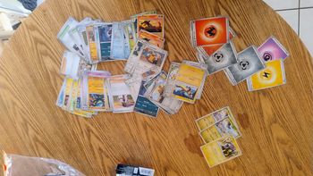 Lot de 70 cartes communes / uncommon dont 3 brillantes et 6 énergies