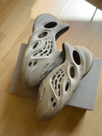 Yeezy foam runner clay 43 neuve