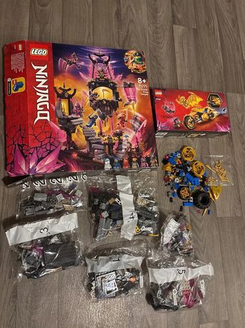 Lego Ninjago en vrac avec boites et pièces manquantes dans les deux boîtes. Les sachets sont ouverts