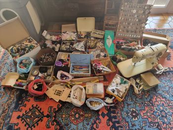Lot de couture avec machine à coudre Bernina 730 Record (complète) + accessoires et composants de co
