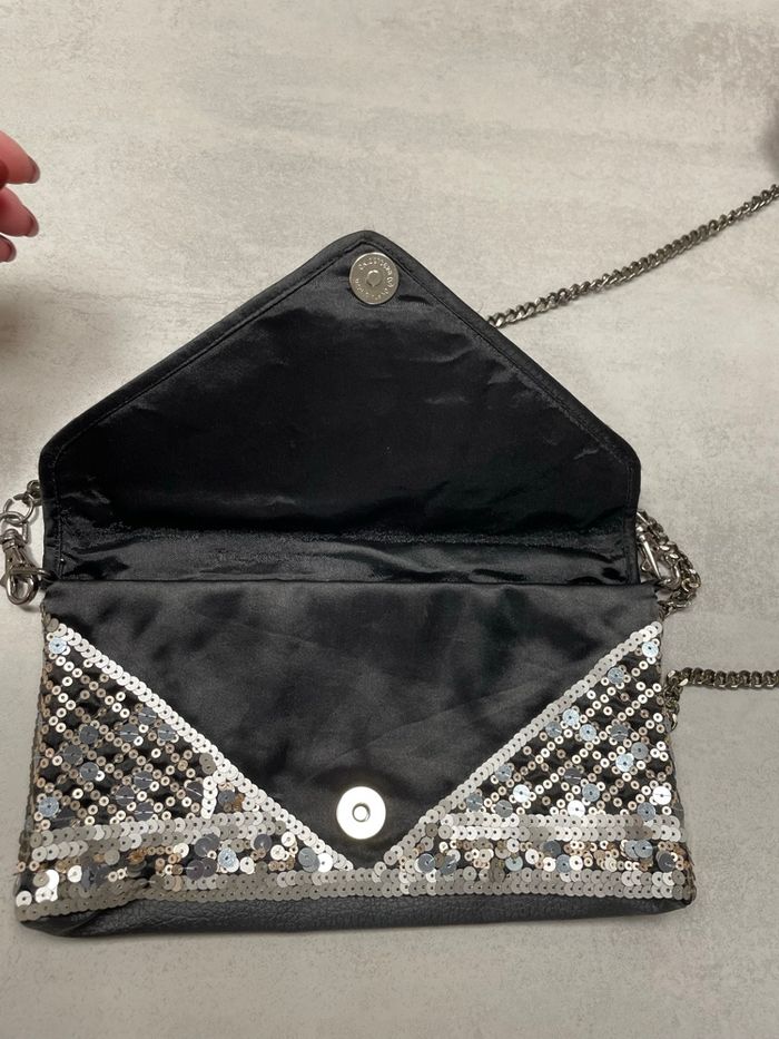Très belle, pochette argentée et doré. Idéal pour fêtes de fin d’année.