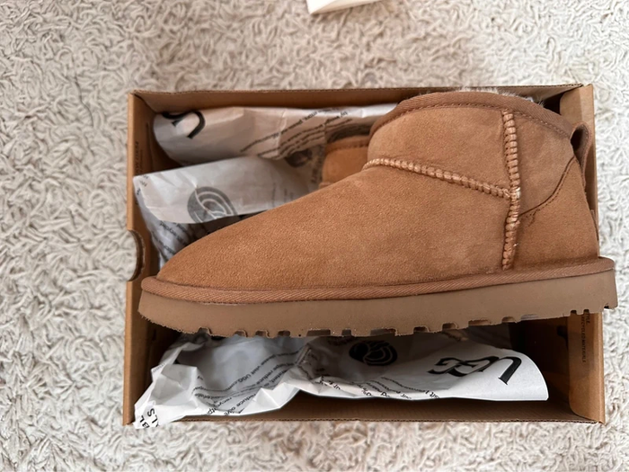 UGG  Boots Mini beige taille 39 - photo numéro 2