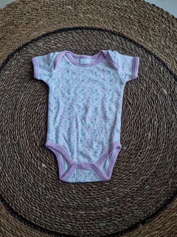 Joli body fleuris taille 3 mois