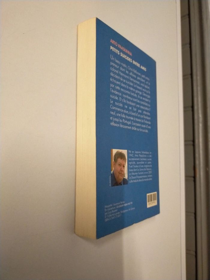 Livre Arto Paasilinna petits suicides entre amis - photo numéro 3