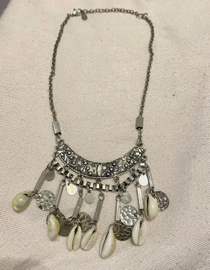 Collier fantaisie court coquillages argent et blanc