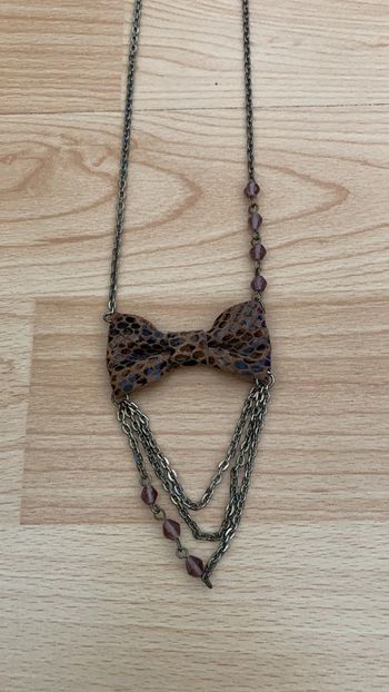 Collier fantaisie noeud papillon