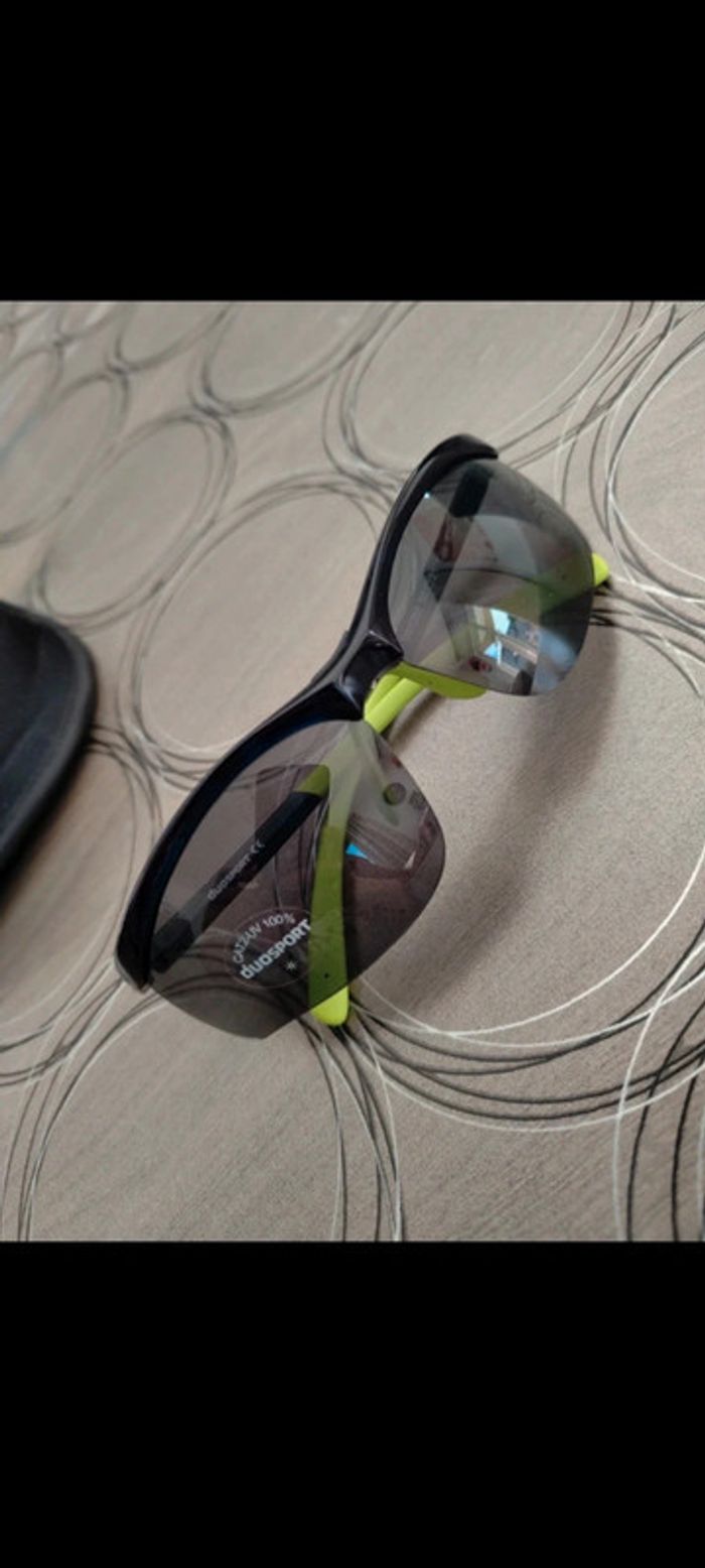 Lunettes de soleil complètement neuve - photo numéro 2