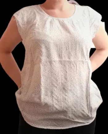Super joli haut blanc à pois très léger en très bon état taille 40