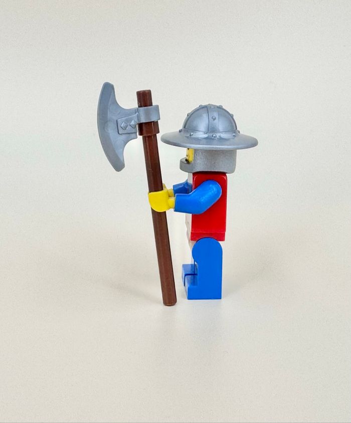 Lego Figurines Castle : Soldat Lion Knight, visage double expression, armé de sa longue hache - NEUF - photo numéro 4