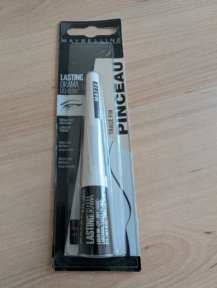 Eye-liner liquide noir lasting drama - photo numéro 6