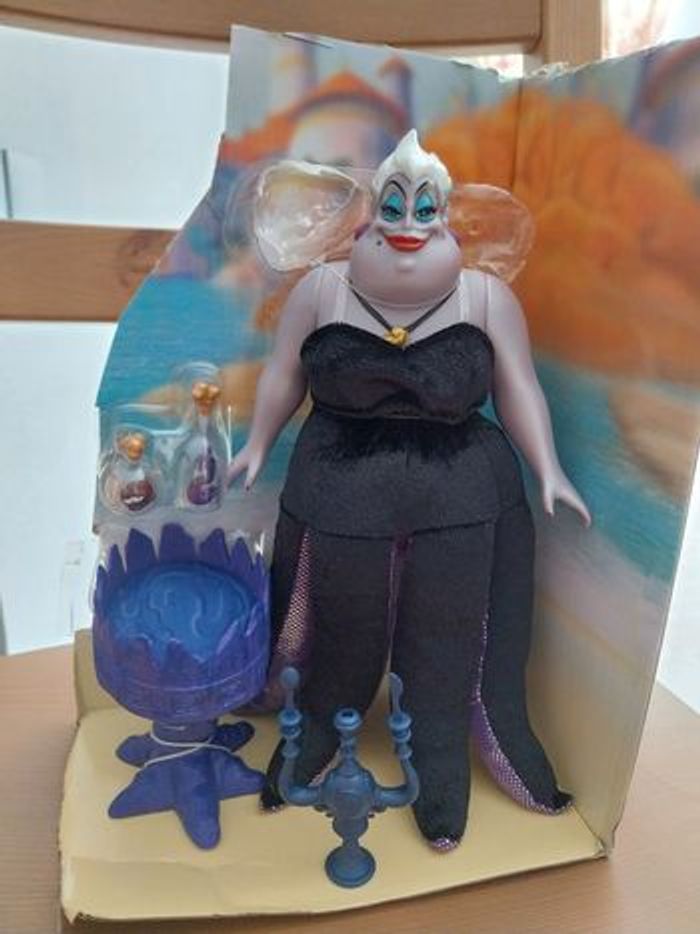 Poupée Ursula et accessoires sorcière et potions Coffret Disney La Petite Sirène