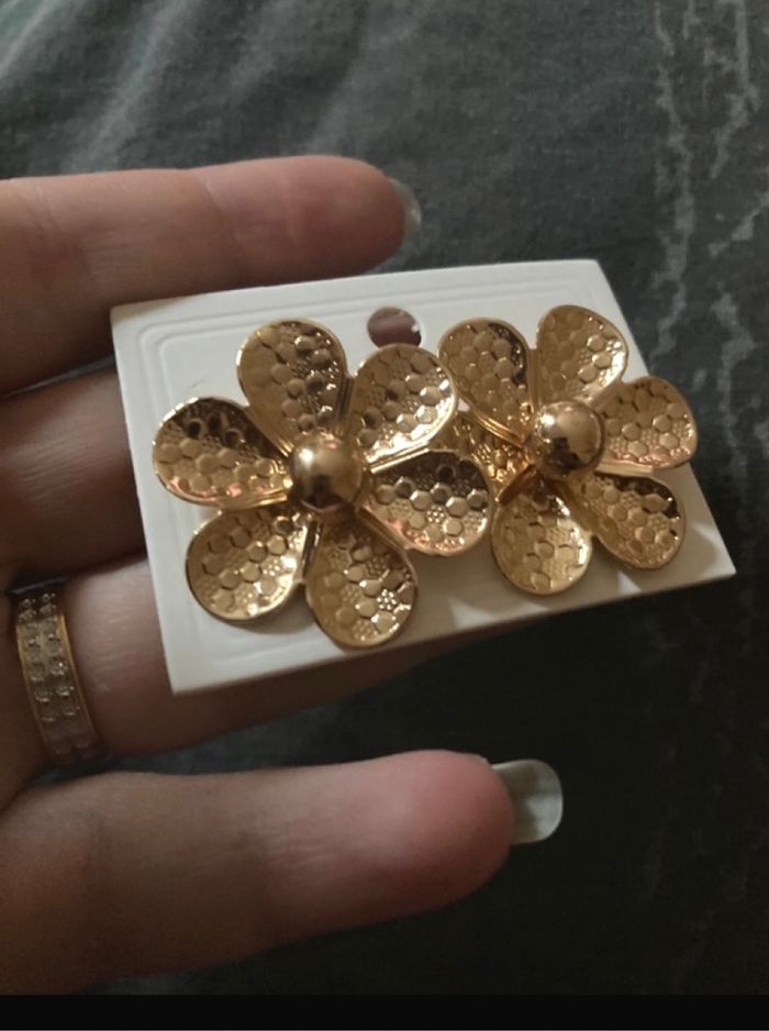 Boucles d’oreilles NEUVES avec étiquette pour femme forme de fleurs 🌼 couleur doré - photo numéro 4