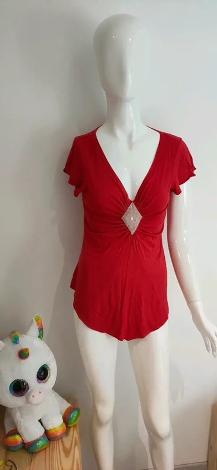 Petit top rouge avec pièce a perles, état neuf