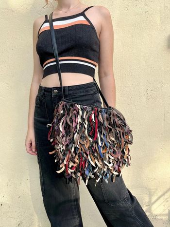 Sac à bandoulière à froufrous en cuir multicolores