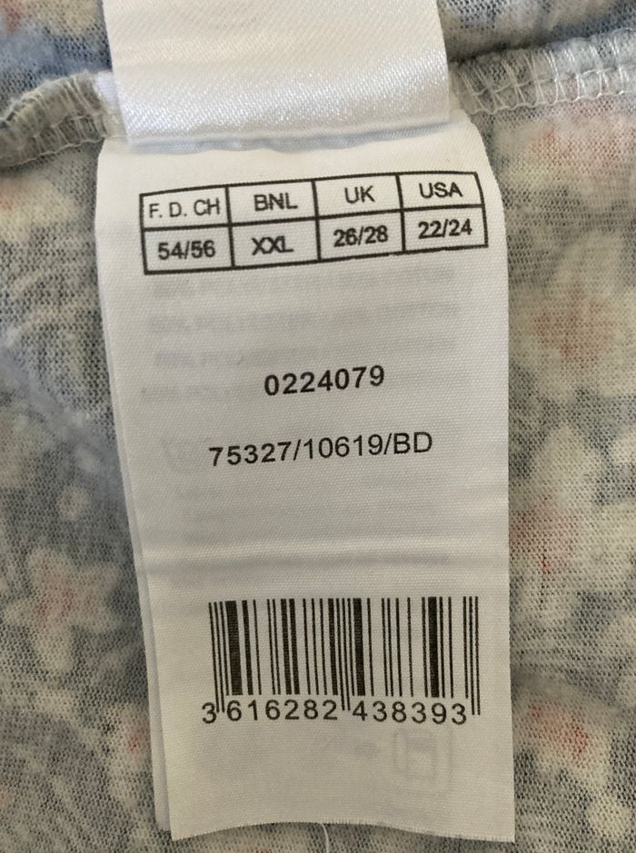 Tee-shirt fleuri encolure avec dentelle taille 54/56 - photo numéro 6