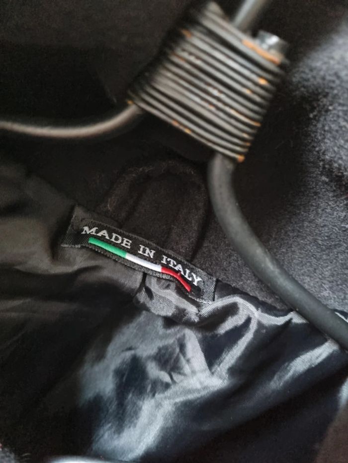 Manteau noir et fleurs rouges - photo numéro 2