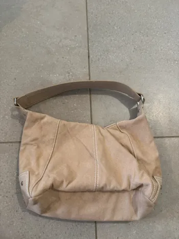 Sac porté rose H&M, bon état mais quelques marques dans les coins, 23*19cm